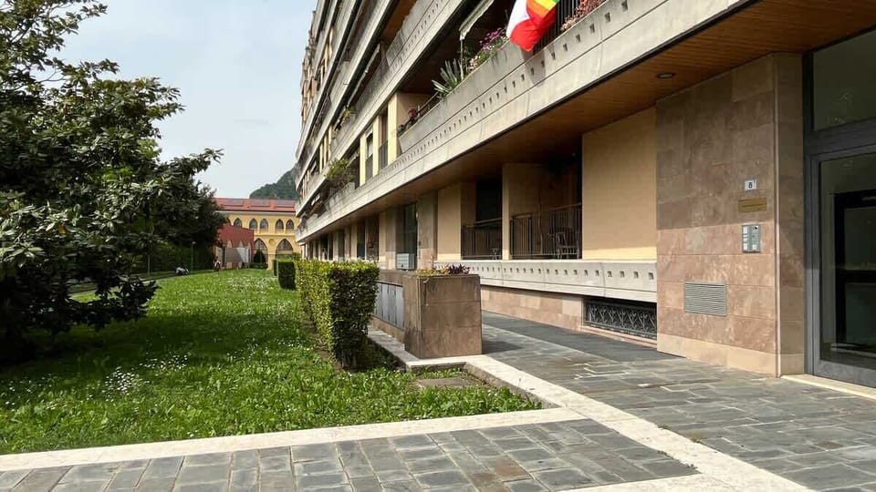 The route to take to get to the small square and the complex