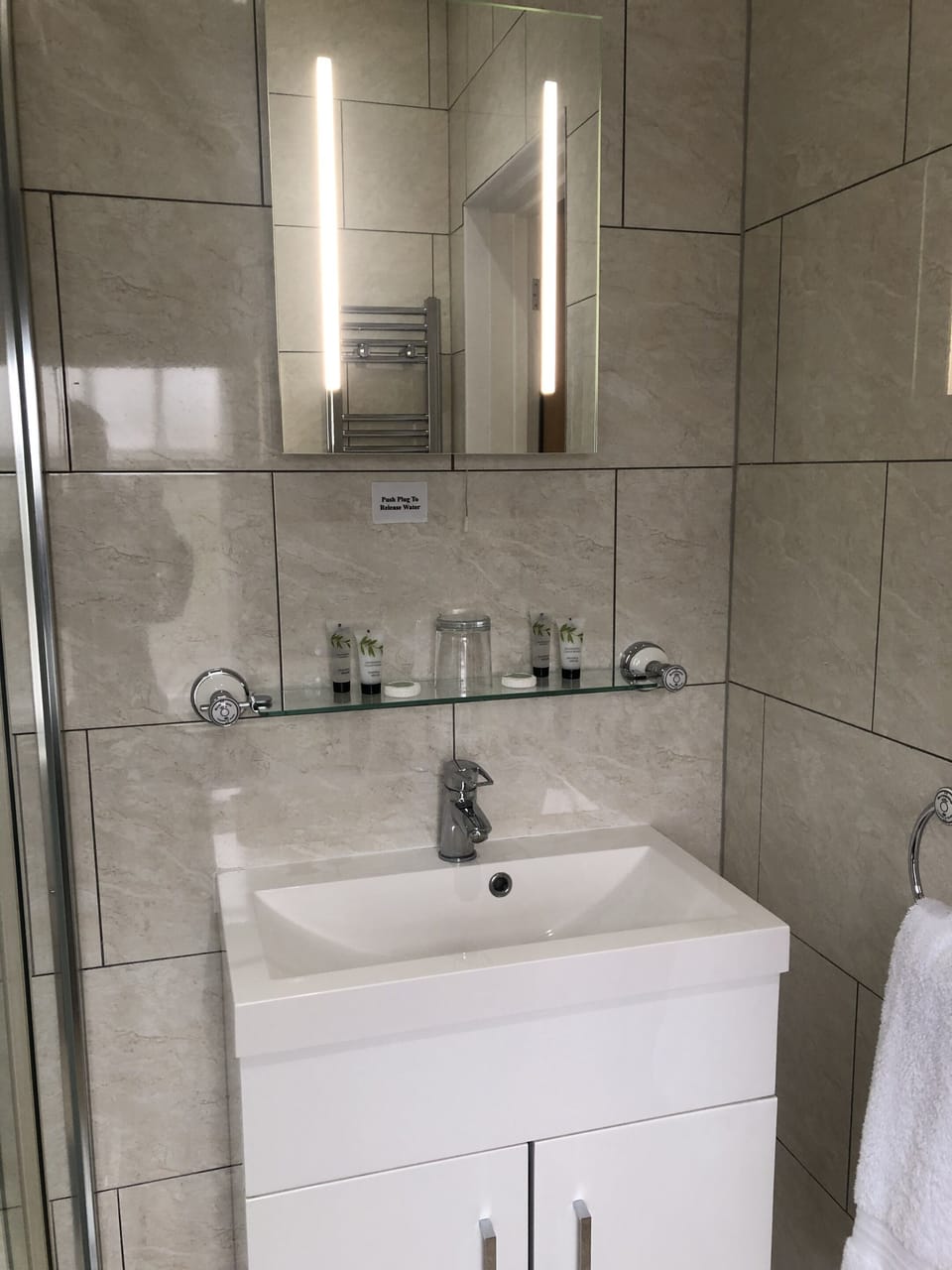 Classic Double Room, Ensuite (Large) | Bathroom | Shower, free toiletries, hair dryer, towels