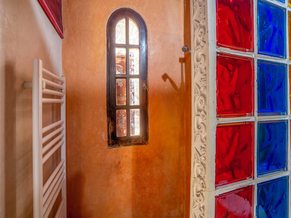 Senior Suite | Bathroom | Shower, free toiletries, hair dryer, towels