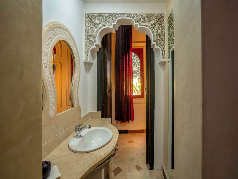 Senior Suite | Bathroom | Shower, free toiletries, hair dryer, towels