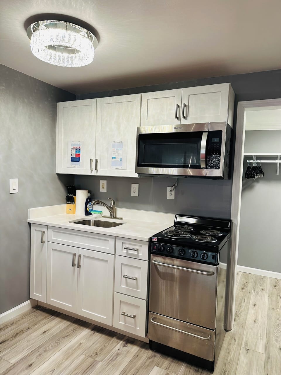 Kitchen with microwave, cooktop + oven