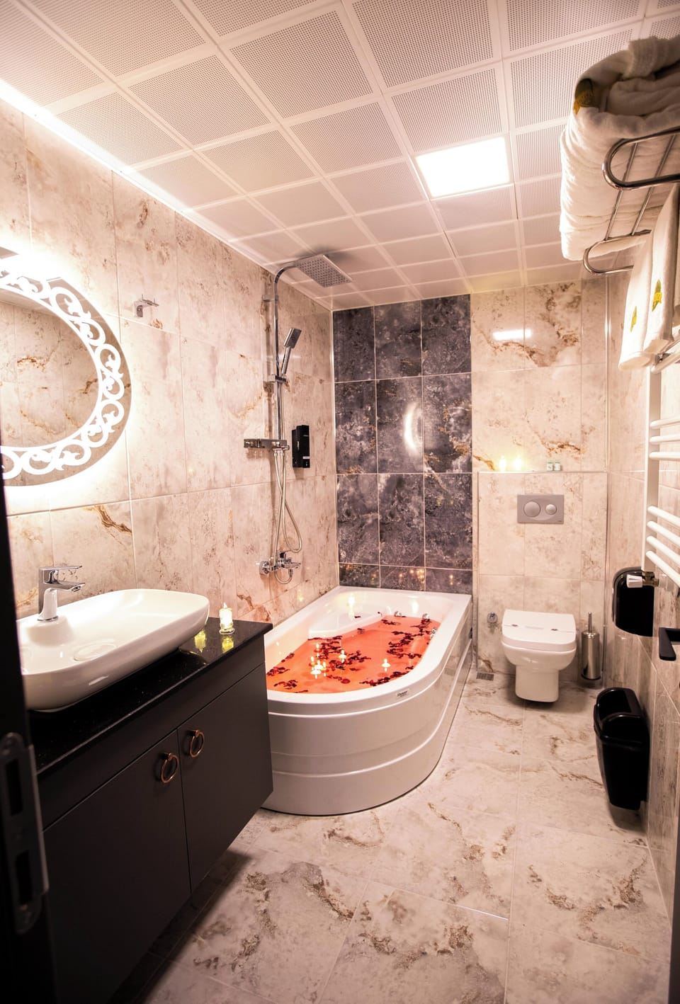 Deluxe Studio Suite, Sea View | Bathroom | Shower, hair dryer, slippers, towels