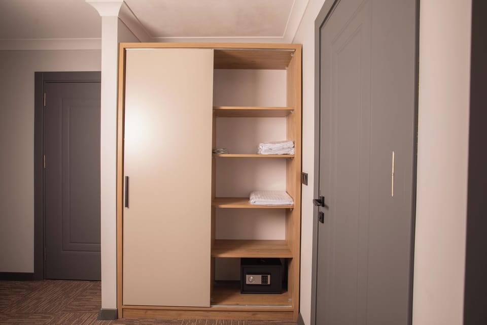 Deluxe Suite, Sea View | In-room safe, laptop workspace, soundproofing, free WiFi