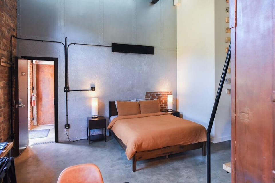 Signature Loft, River View | Desk, laptop workspace, iron/ironing board, free WiFi