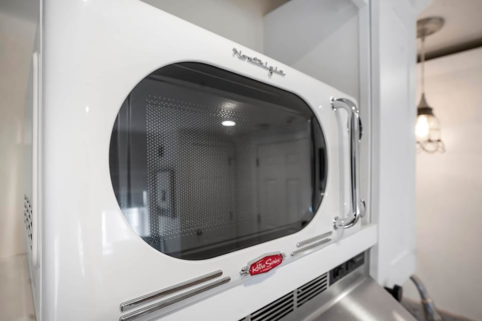 Retro-style microwave details 