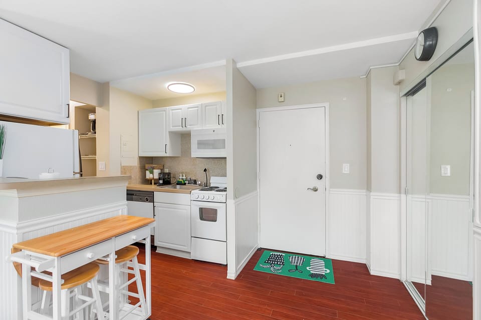 Comfort Studio, City View | Private kitchen | Electric kettle, toaster