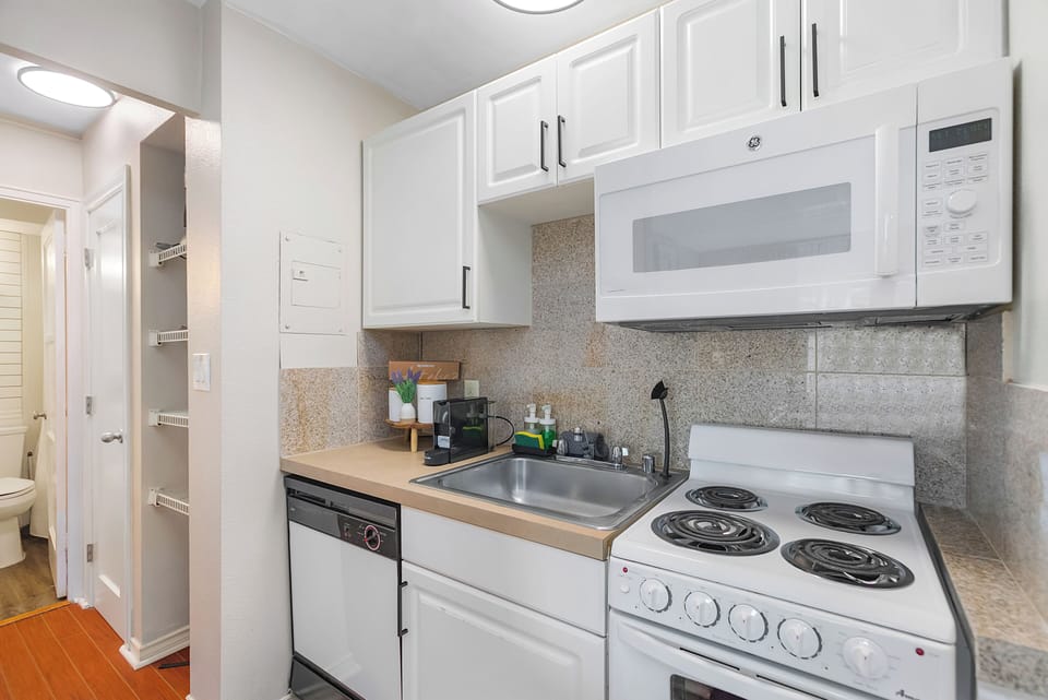 Comfort Studio, City View | Private kitchen | Electric kettle, toaster