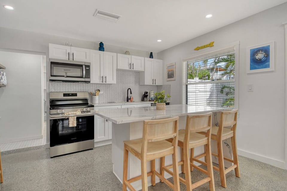 fully stocked kitchen and breakfast bar