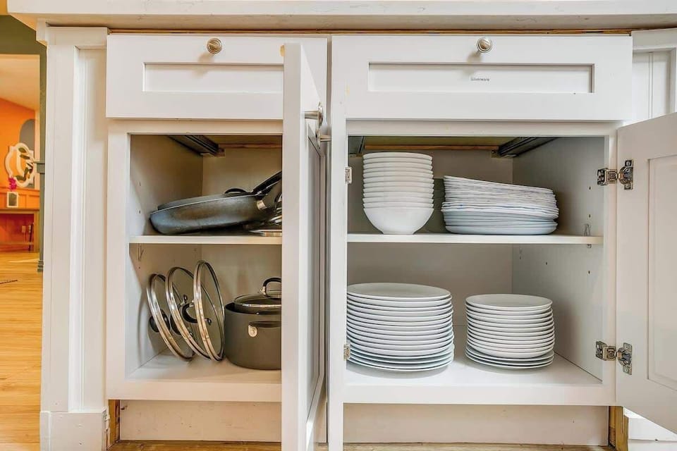 This fully equipped kitchen makes cooking a breeze! With all the essentials neatly organized—pots, pans, plates, utensils, and more—guests can easily prepare meals, enjoy snacks, or whip up a cup of coffee for a cozy start to the day.
