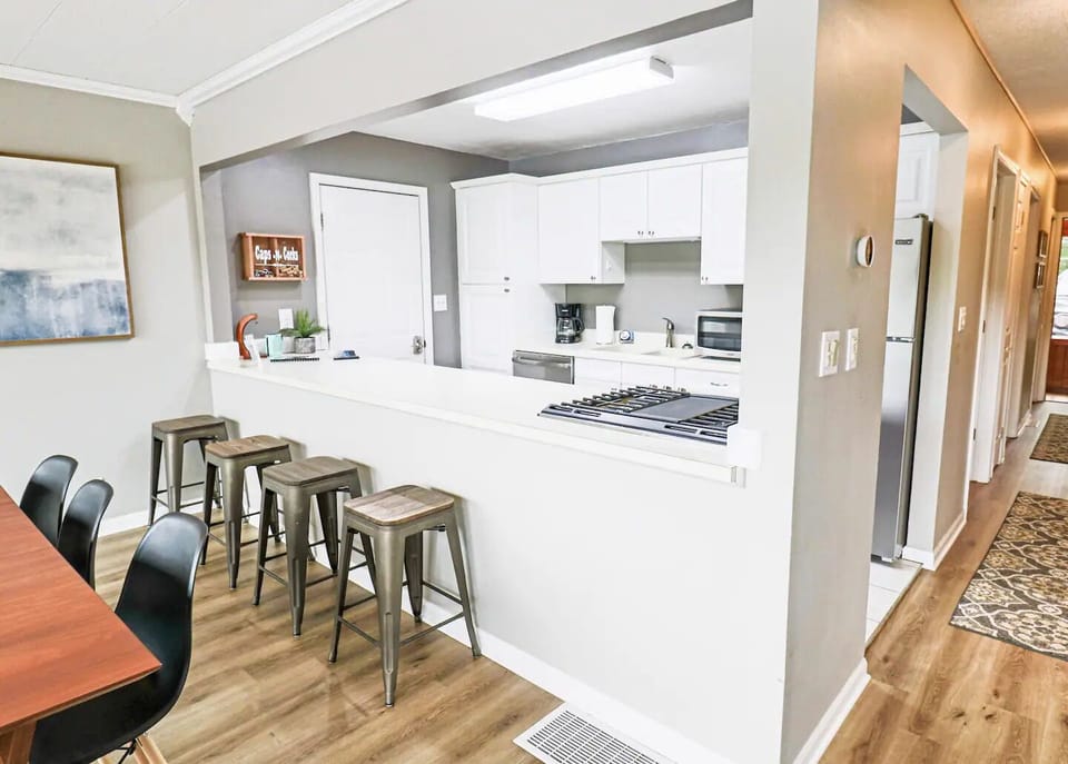 Breakfast bar w/ seating opens to the kitchen, perfect for casual meals & chats.