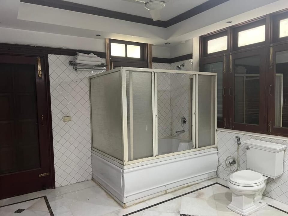 Superior Double Room | Bathroom | Hair dryer, slippers