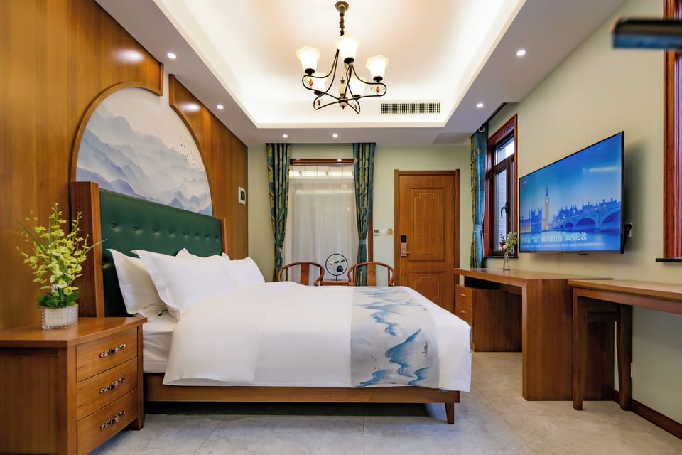 Classic Triple Room | Desk, laptop workspace, WiFi (free), bed sheets