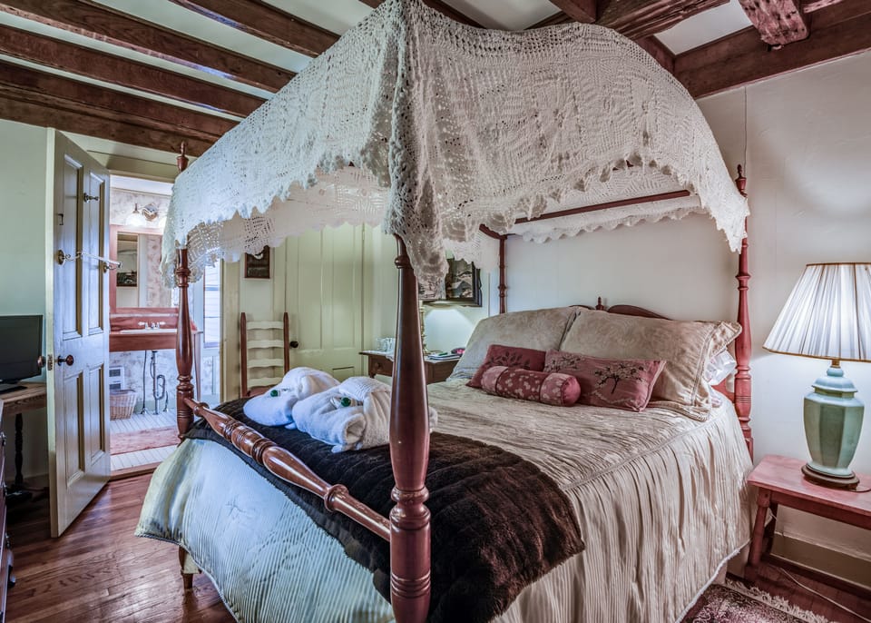 Marie Room | Premium bedding, individually decorated, individually furnished