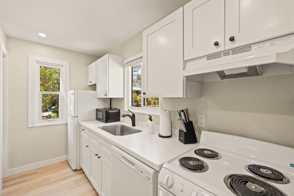 Premium Cottage, Lanai, Garden View | Private kitchen | Full-size fridge, oven, stovetop, dishwasher