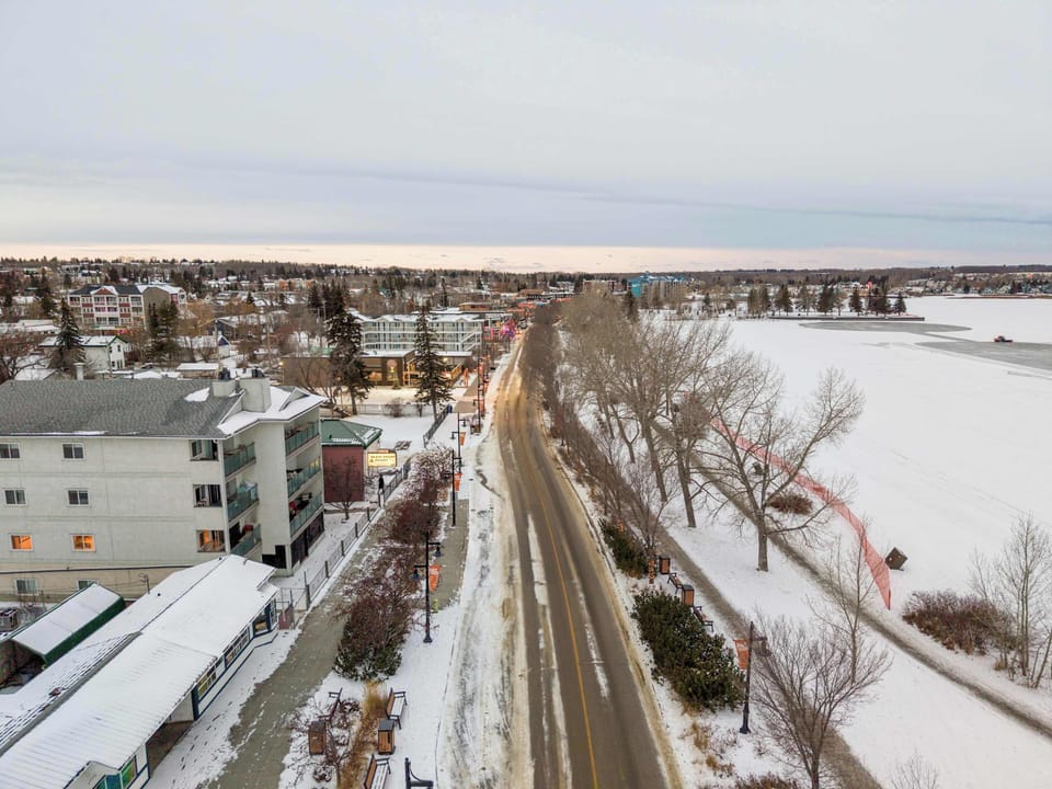 Lakefront road and walking path in Sylvan Lake
