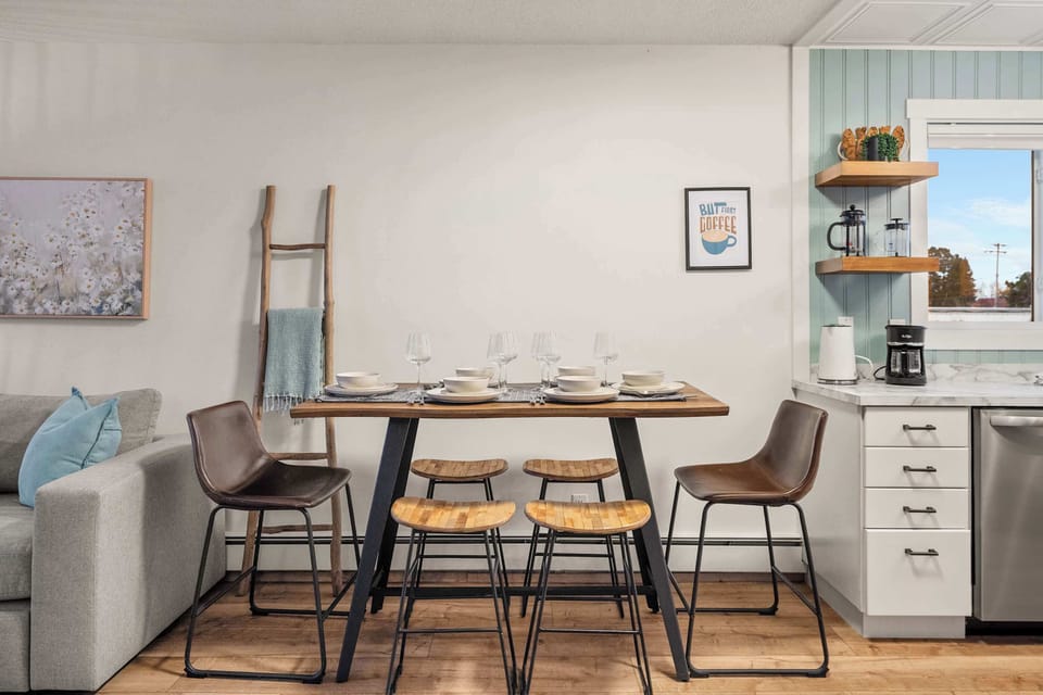 Dining area with seating for 6