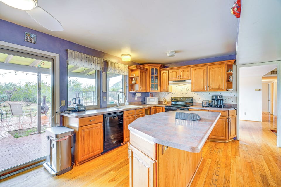 Kitchen | Dual Drip/Pod Coffee Maker | Dishwasher | Toaster | Cooking Utensils