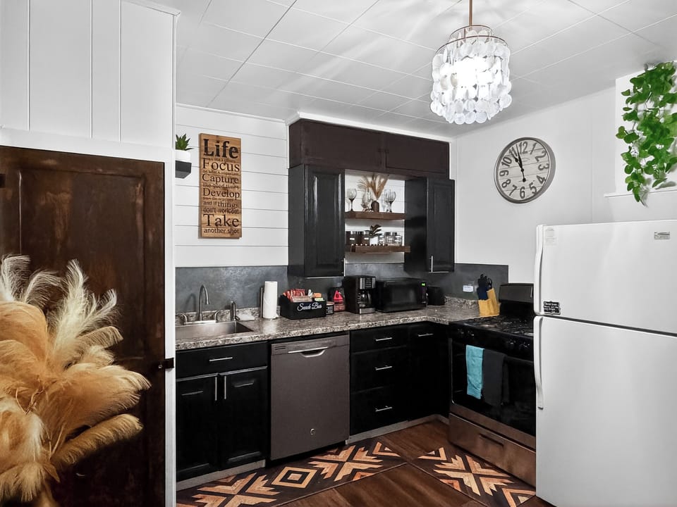 Kitchen: Modern design with stylish decor and all essentials for your culinary adventures!