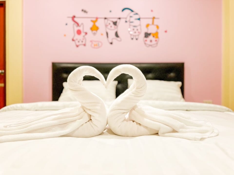 Blackout drapes, rollaway beds, free WiFi, bed sheets