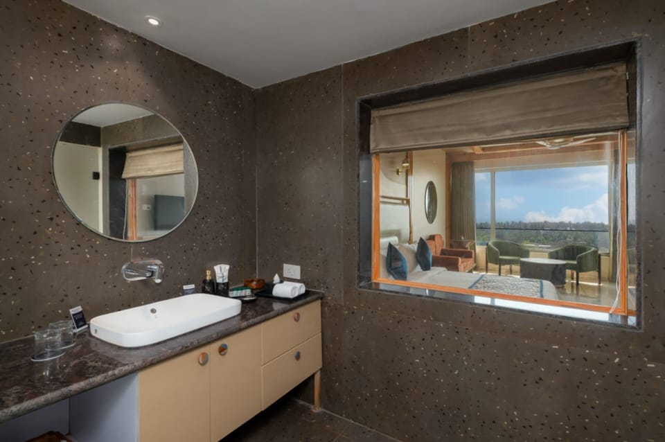 The Grand Premium Sea View Room | Bathroom | Free toiletries, slippers, soap, shampoo