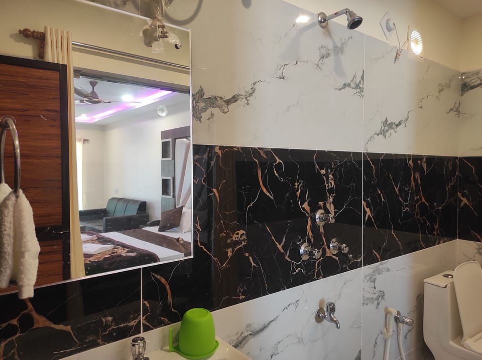 Double Room | Bathroom | Shower, rainfall showerhead, free toiletries, slippers