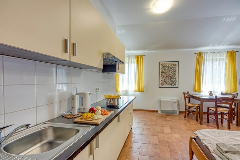 Family Apartment, 1 Bedroom, Terrace (Grad Inn Apt Lavender with Pool) | Private kitchen