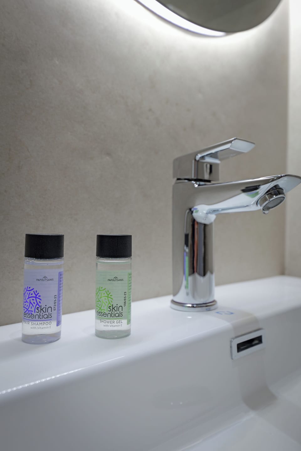 Deluxe Triple Room | Bathroom | Shower, hair dryer, bidet, towels