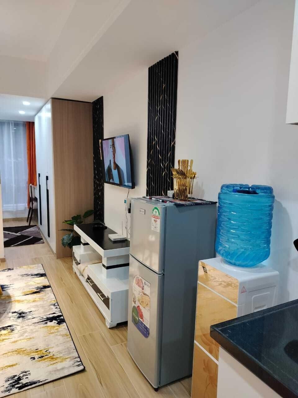 Deluxe Studio | Private kitchen | Fridge, microwave, electric kettle, cookware/dishes/utensils