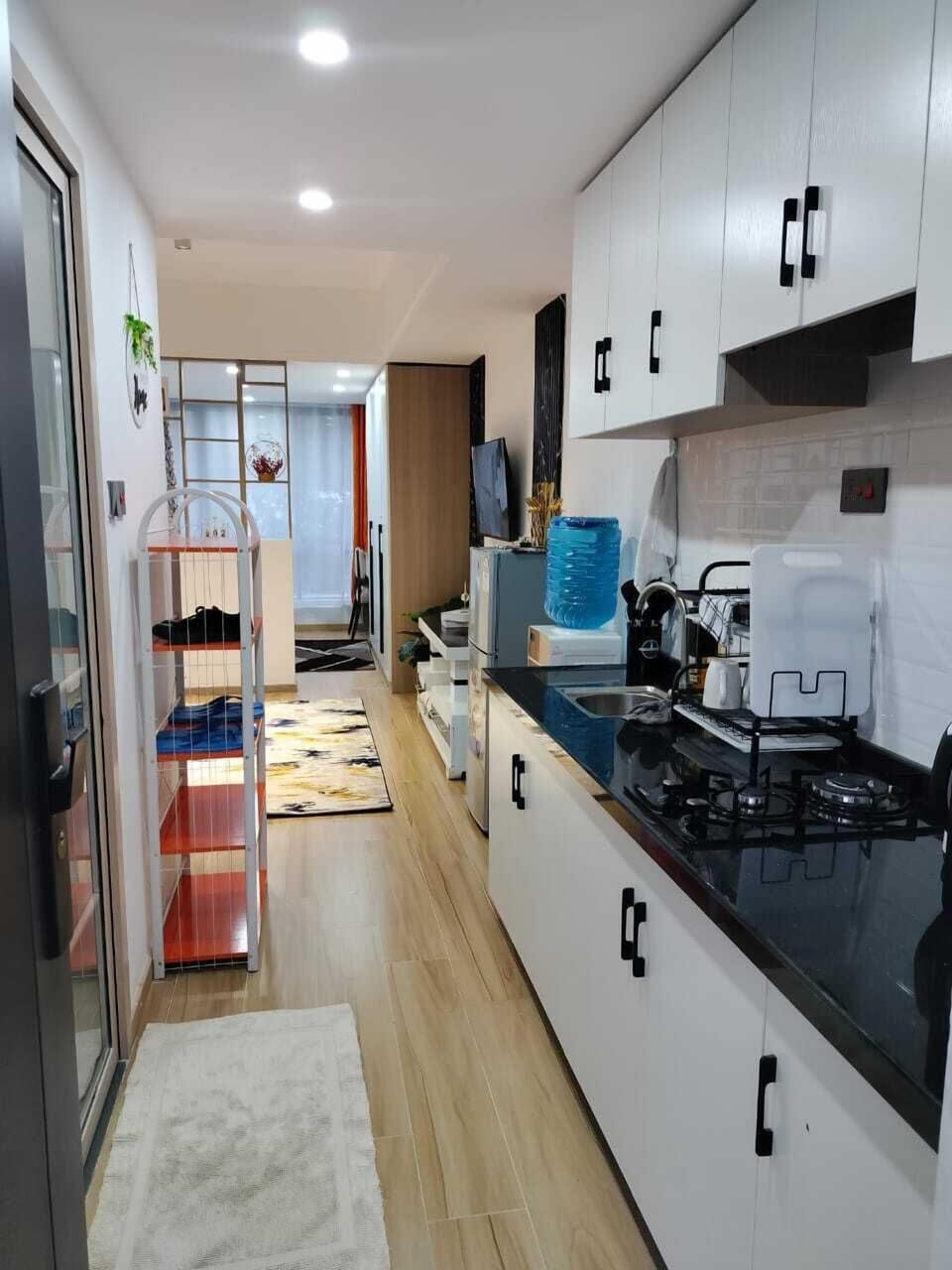 Deluxe Studio | Private kitchen | Fridge, microwave, electric kettle, cookware/dishes/utensils