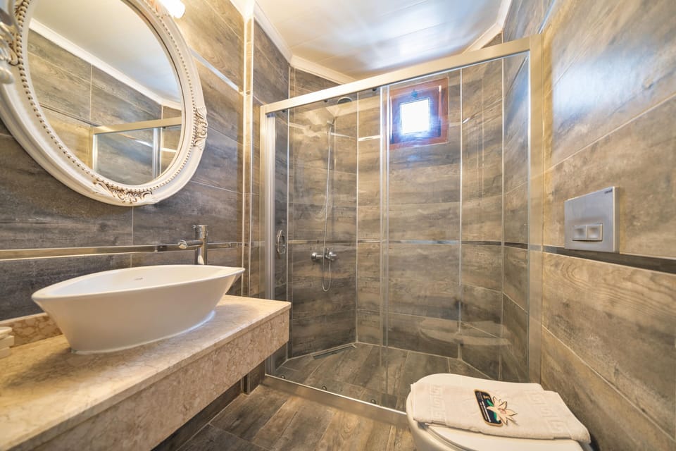 Standard Double or Twin Room, Garden View | Bathroom | Shower, hair dryer, slippers, towels