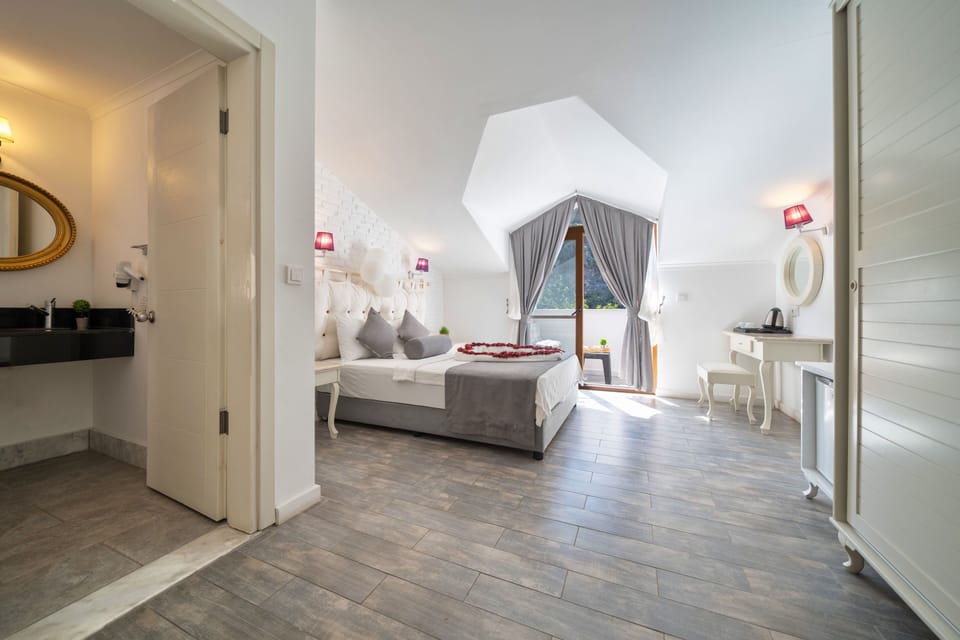 Deluxe Double Room | Soundproofing, bed sheets