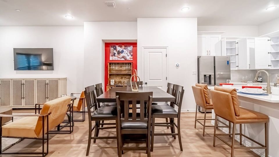 Gather around and eat like you live here. The dining area seats your whole group and flows seamlessly into the full kitchen — ideal for group travel, family stays, and anyone who wants more than a hotel room near Globe Life Field.