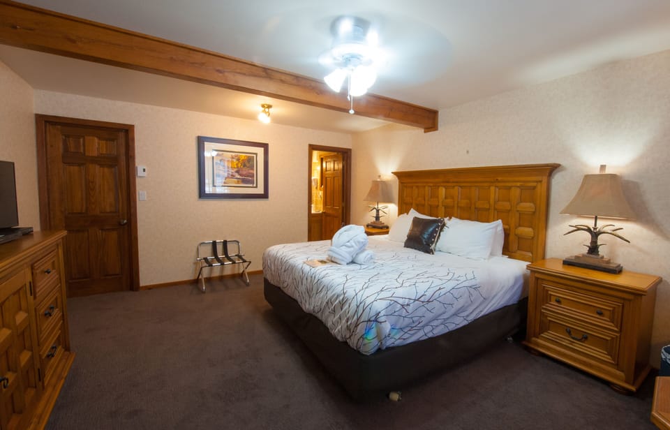 Basic Studio, 1 King Bed, Non Smoking, Private Bathroom | Premium bedding, pillowtop beds, blackout drapes, iron/ironing board