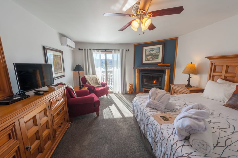 Traditional Studio, Fireplace, Lake View | Premium bedding, pillowtop beds, blackout drapes, iron/ironing board