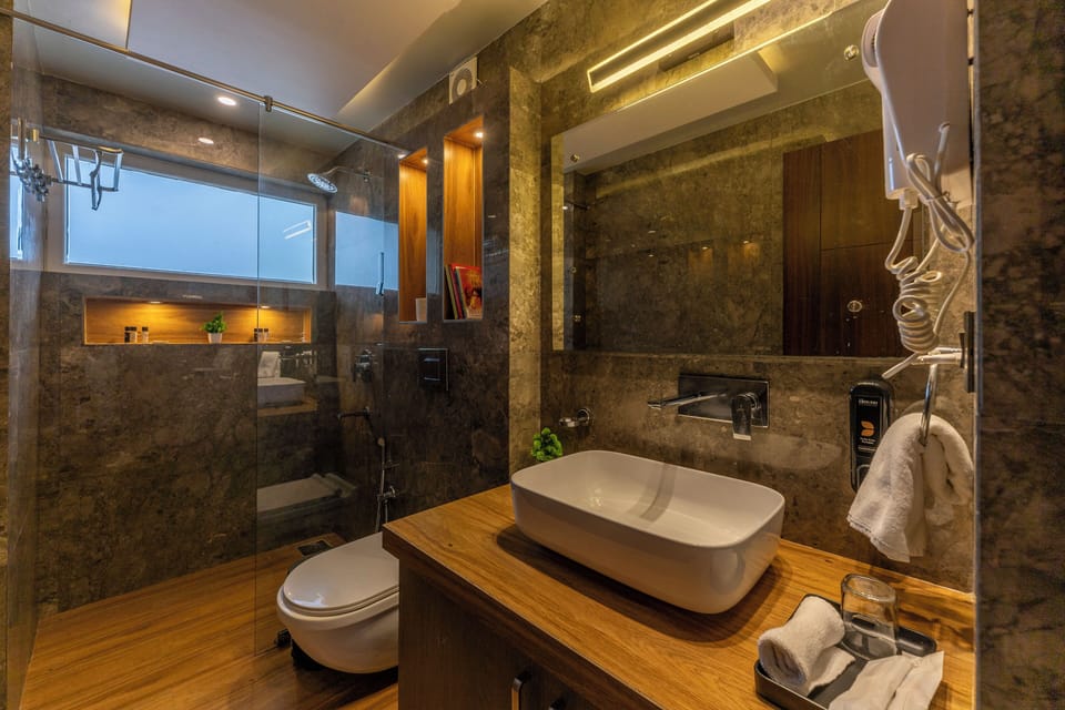 Luxury Room | Bathroom | Shower, rainfall showerhead, free toiletries, hair dryer