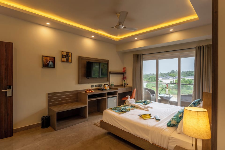Luxury Room | Minibar, desk, laptop workspace, blackout drapes