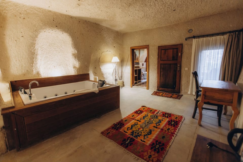 Deluxe Double Room with Jacuzzi | Soundproofing, free WiFi, bed sheets
