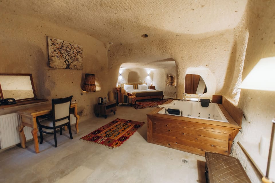 Deluxe Double Room with Jacuzzi | Soundproofing, free WiFi, bed sheets