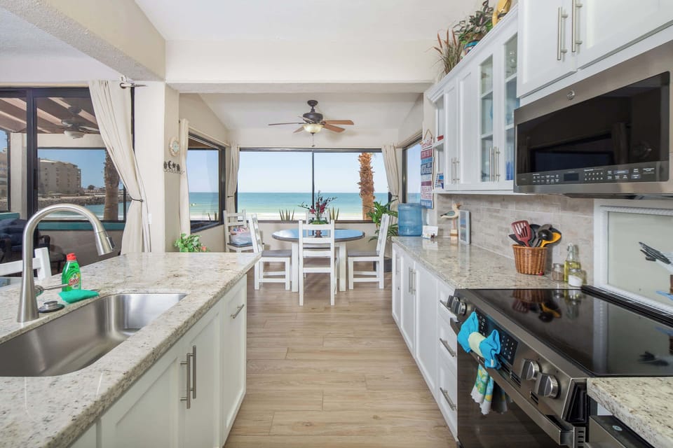 Cook with an ocean view! 🌴☀️ This beautiful kitchen opens right up to the beach and those amazing coastal views! 🏖️✨