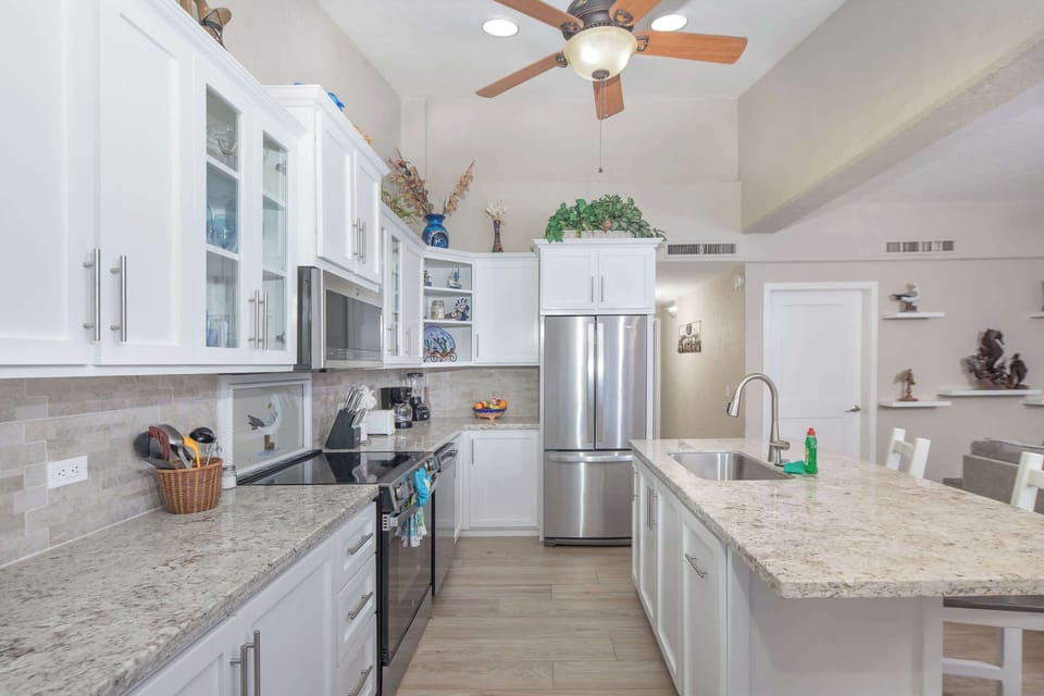 Cook, relax, and feel right at home! ✨🌴 This fully equipped kitchen has everything you need for a perfect beach stay! ☀️🏖️
