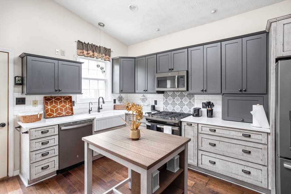 Discover our immaculate, refined kitchen, fully equipped with all essential appliances and amenities.