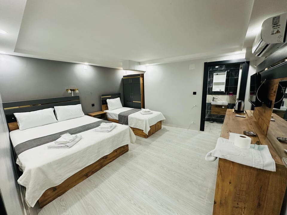 Standard Triple Room | Minibar, laptop workspace, cribs/infant beds, free WiFi