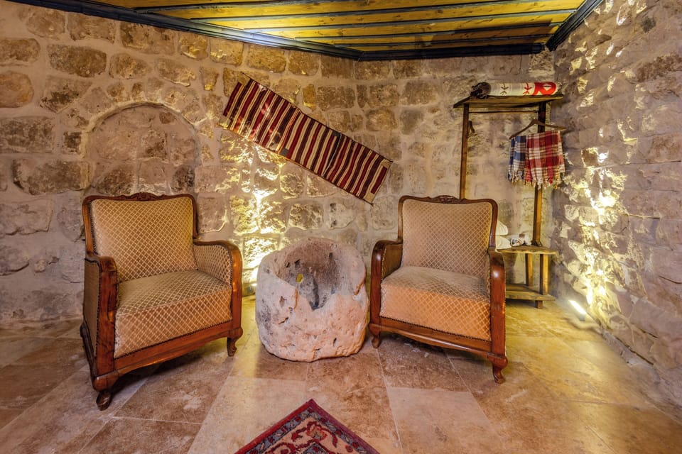 Deluxe Room with Jacuzzi | Desk, laptop workspace, blackout drapes, soundproofing