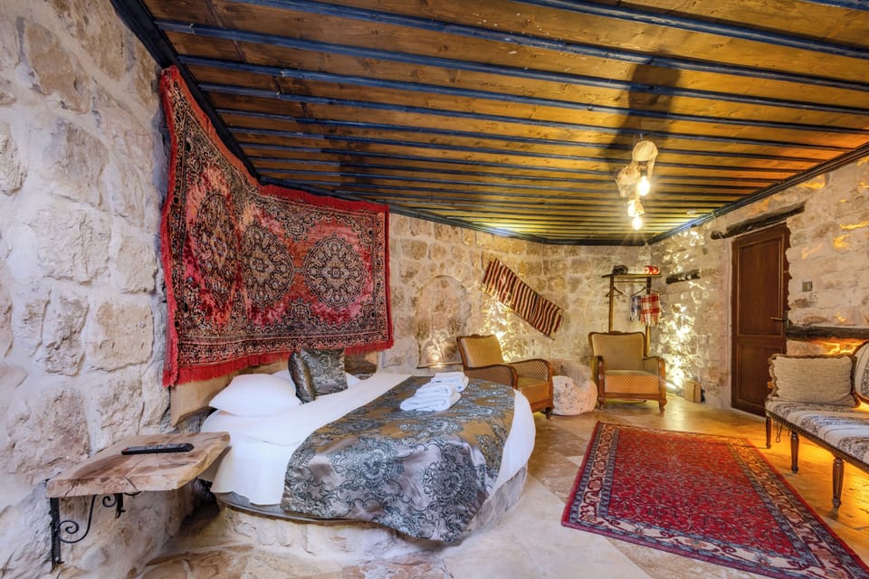 Deluxe Room with Jacuzzi | Blackout drapes, soundproofing, iron/ironing board, free WiFi