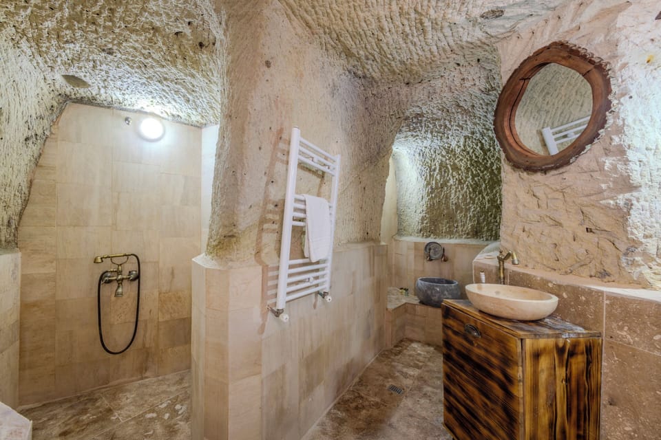 Standart Cave Room | Bathroom | Jetted tub, hydromassage showerhead, free toiletries, hair dryer