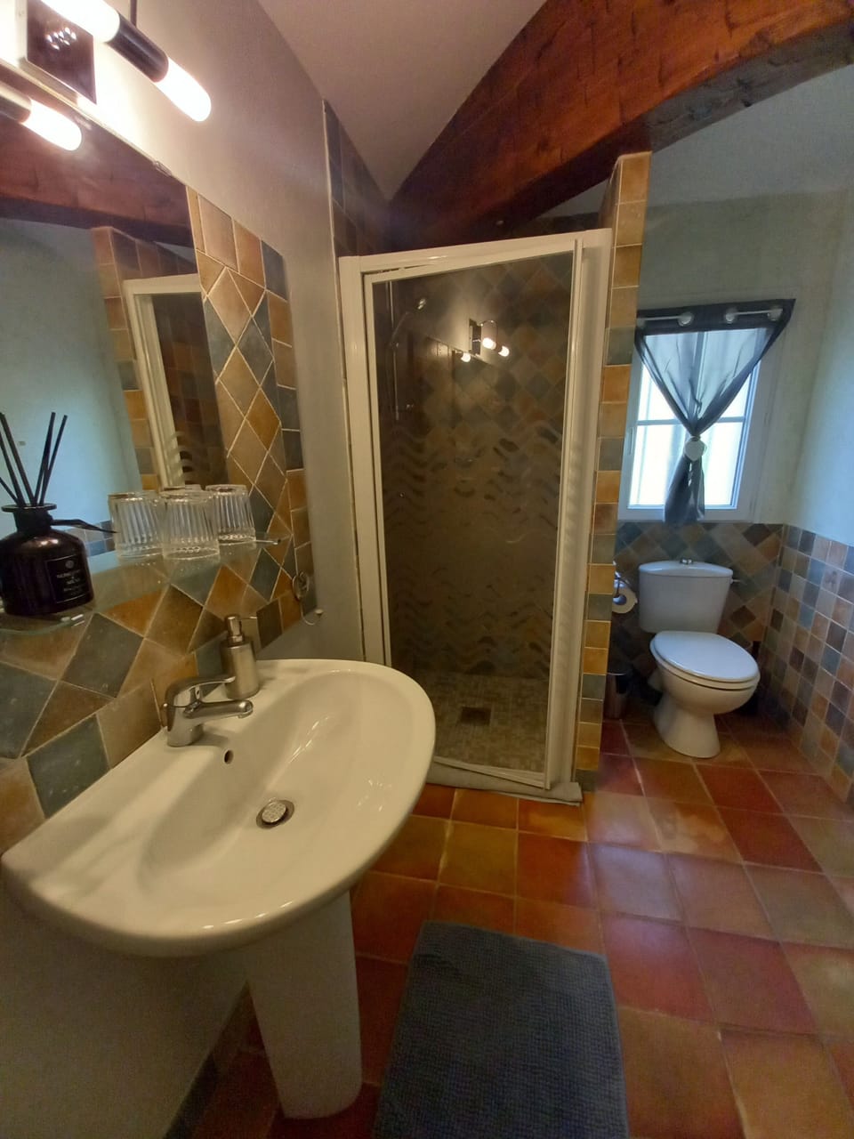 Chambre Lavande | Bathroom | Shower, rainfall showerhead, towels, soap
