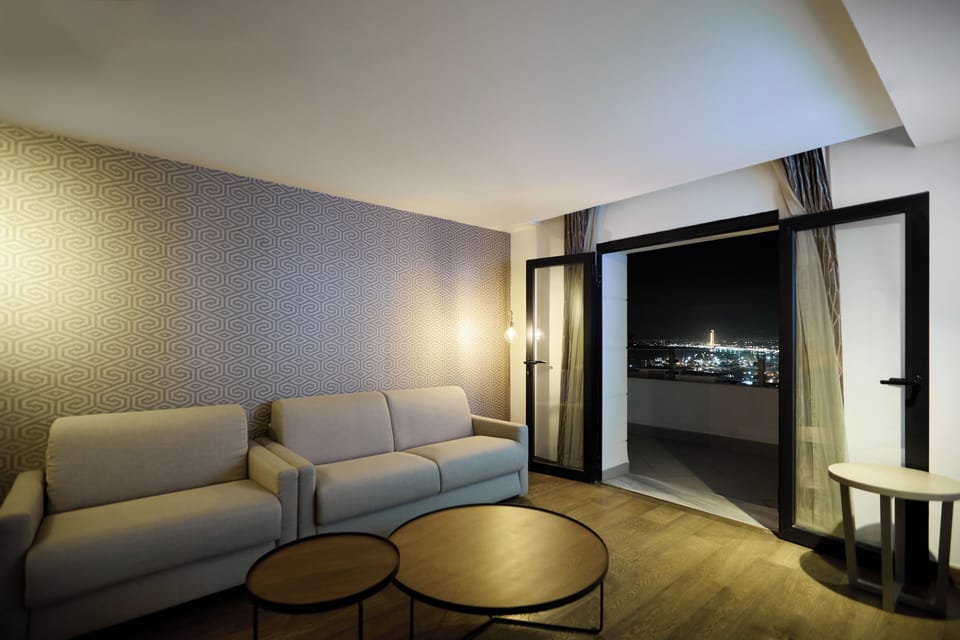Elite Suite | Minibar (free items), in-room safe, desk, laptop workspace