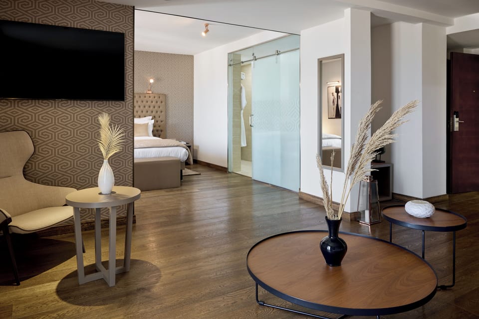 Elite Suite | Minibar (free items), in-room safe, desk, laptop workspace
