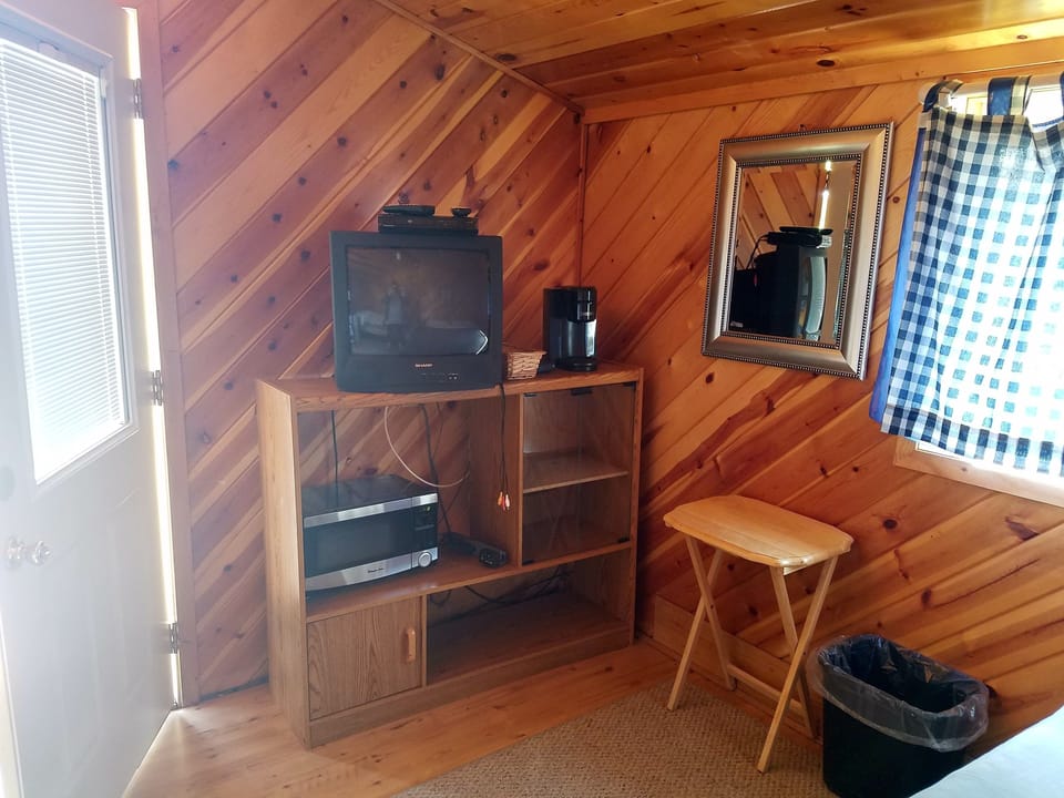 Economy Cabin | Premium bedding, free WiFi, bed sheets