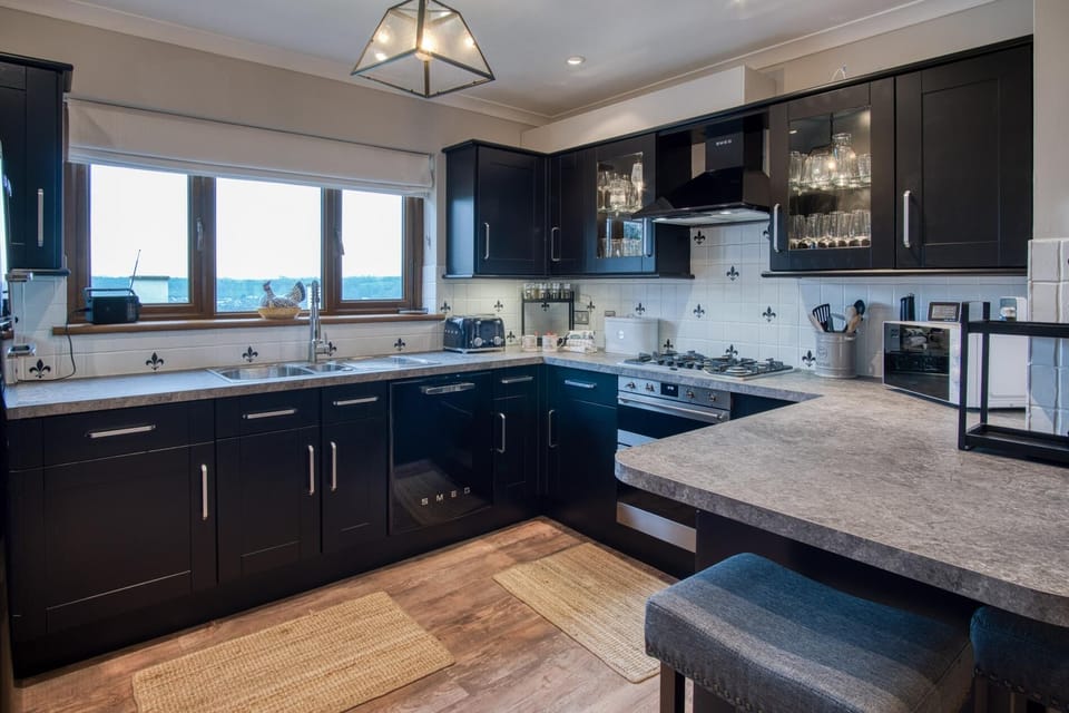 Highfield - 5 Bedroom Holiday Home - Pembroke Dock (25204)